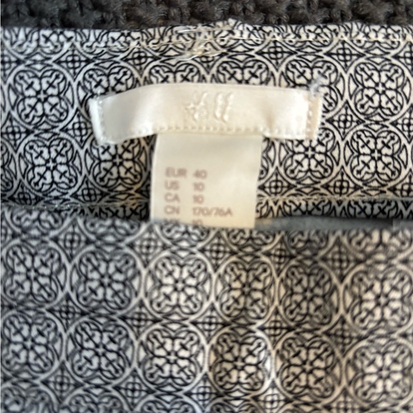 H&M Women's Gray Patterned Cropped Pants - Picture 2 of 6